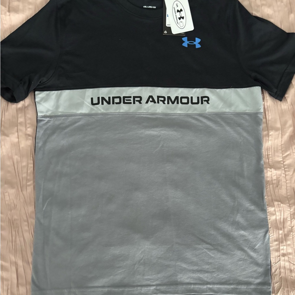 Under Armour Boys XL Loose Black and Gray Short Sleeve Tee